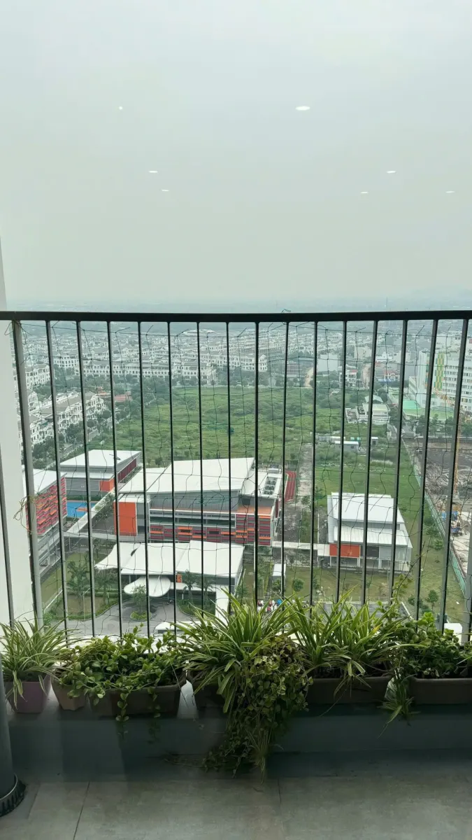 Ban công cây xanh, tầm nhìn từ tầng 24 The Minato Residence