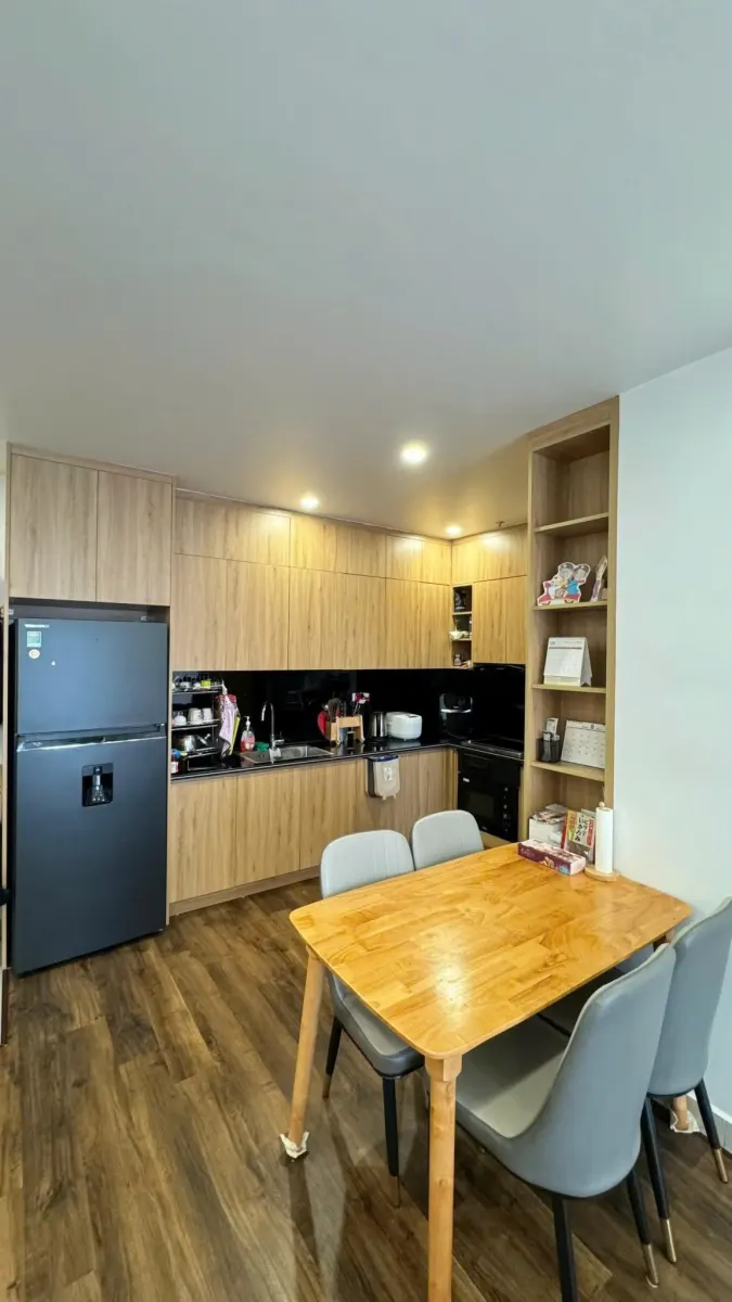 Bếp tủ gỗ, tủ lạnh và bàn ăn căn hộ cho thuê The Minato