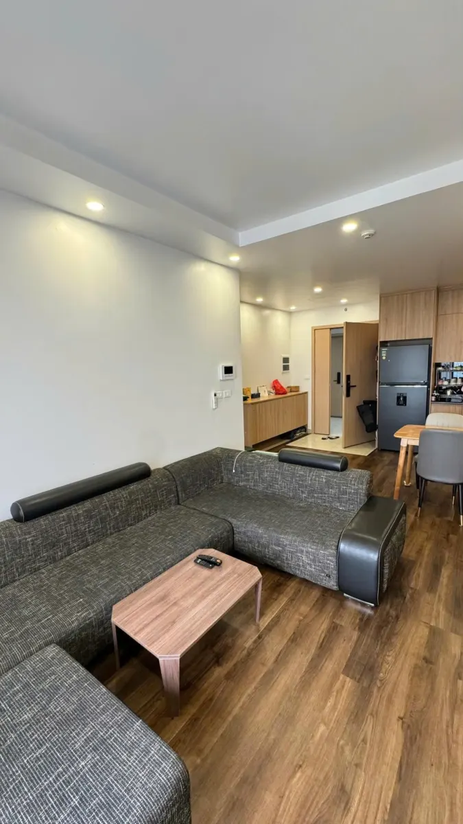 Phòng khách liên thông bếp căn hộ 2 phòng ngủ The Minato Residence cho thuê