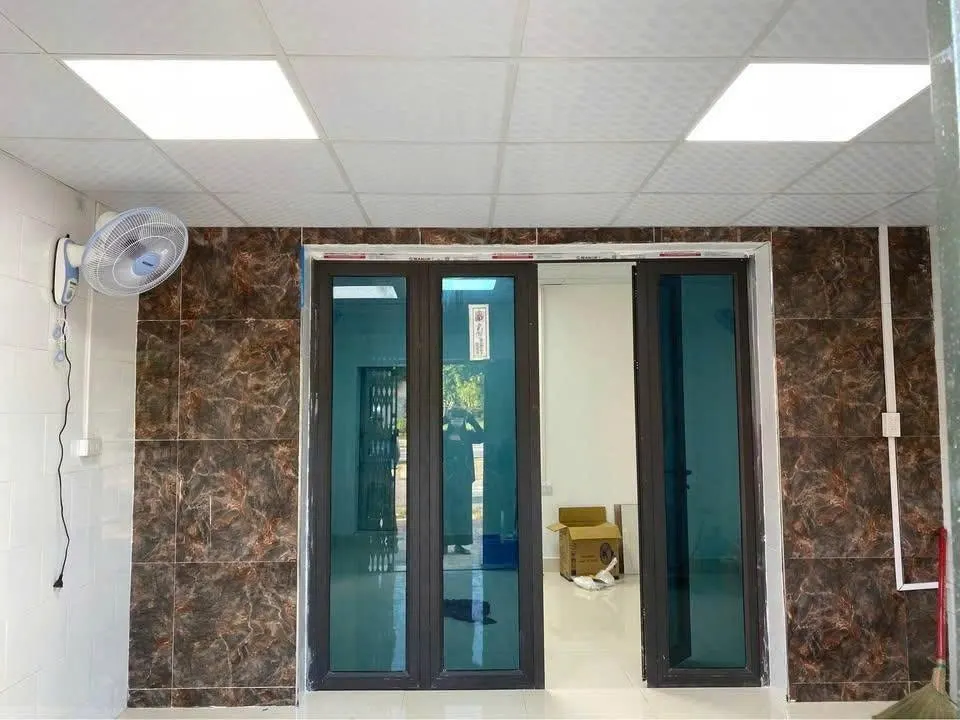 Nhà cho thuê mặt đường Bùi Viện Hải Phòng, nền gạch sáng, trần đèn LED