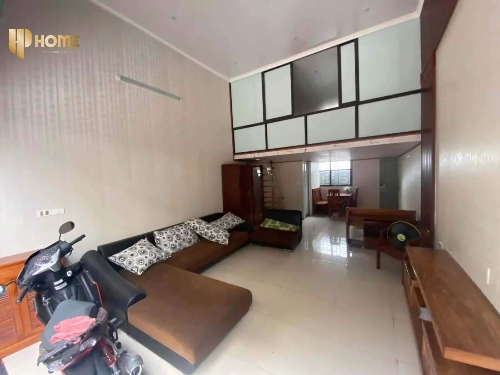 Phòng khách và gác lửng nhà cho thuê ngõ Lê Hồng Phong