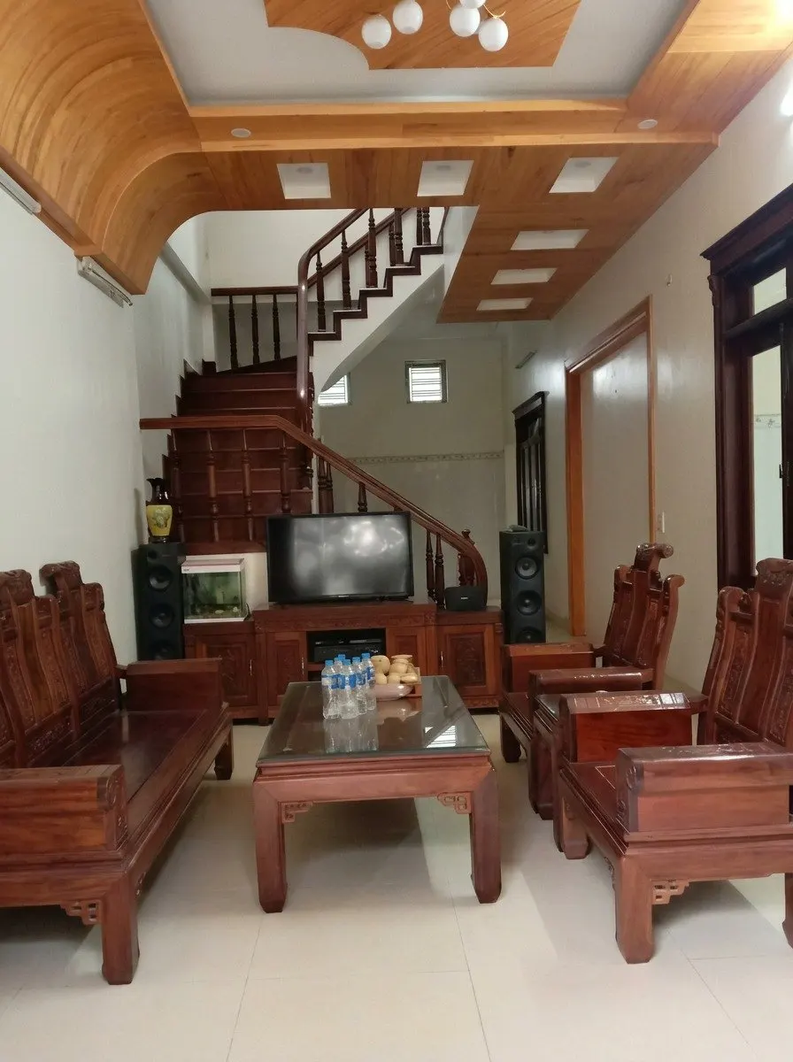 Phòng khách trần gỗ, cầu thang gỗ, nhà cho thuê ngõ Máng Nước An Đồng
