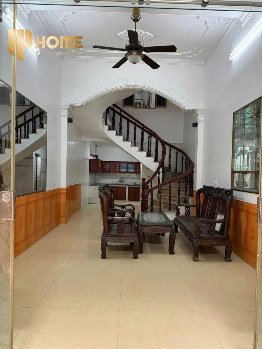 Phòng khách và cầu thang gỗ nhà cho thuê ngõ Trần Nguyên Hãn