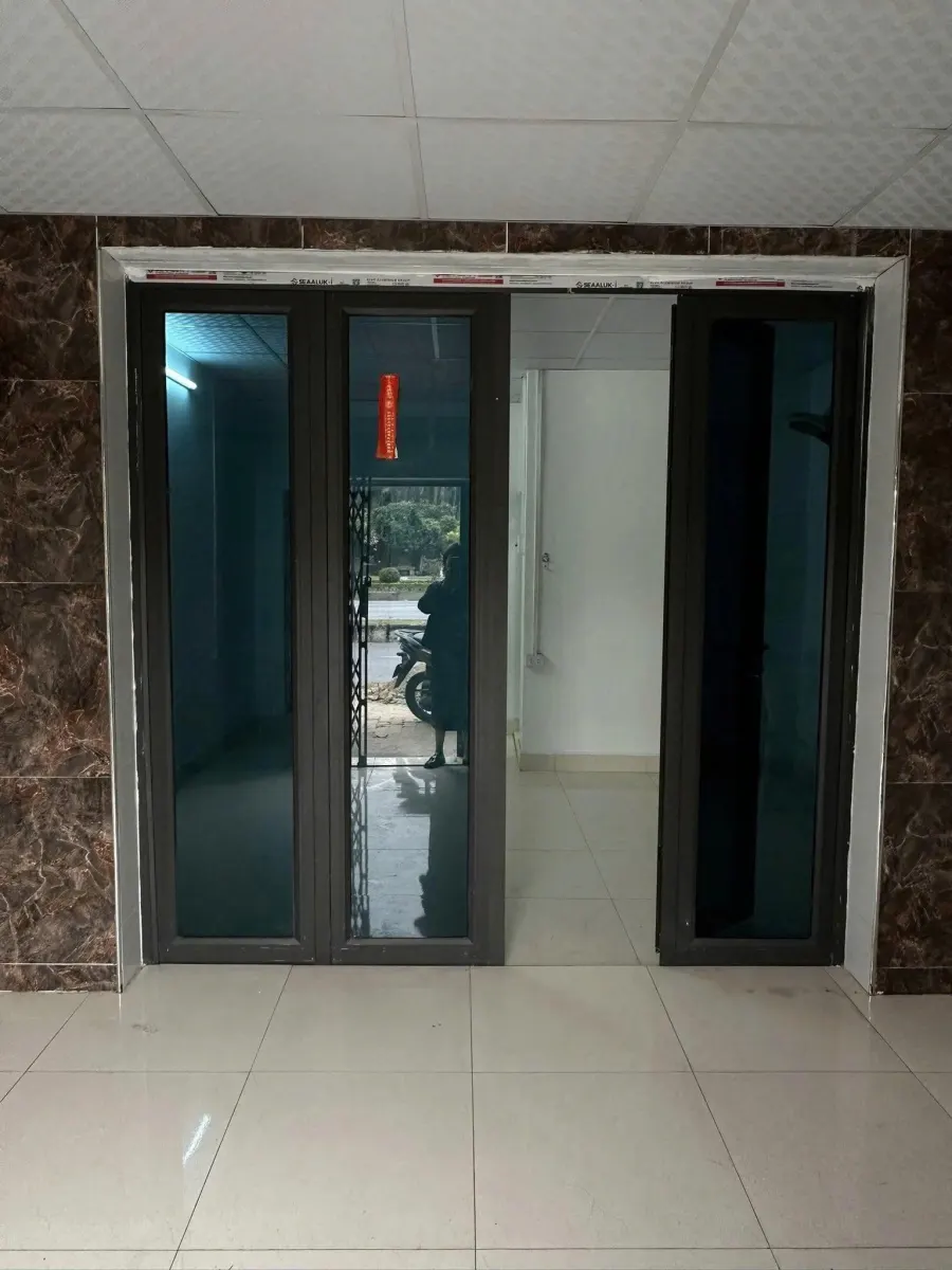Phòng phía trong nhà cho thuê Bùi Viện, tường ốp đá