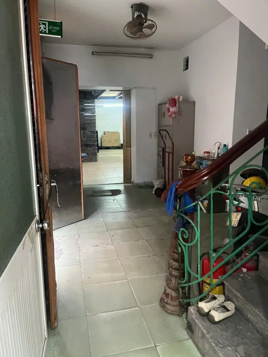 Lối đi và cầu thang lên tầng 2, nhà mặt tiền Nguyễn Văn Linh