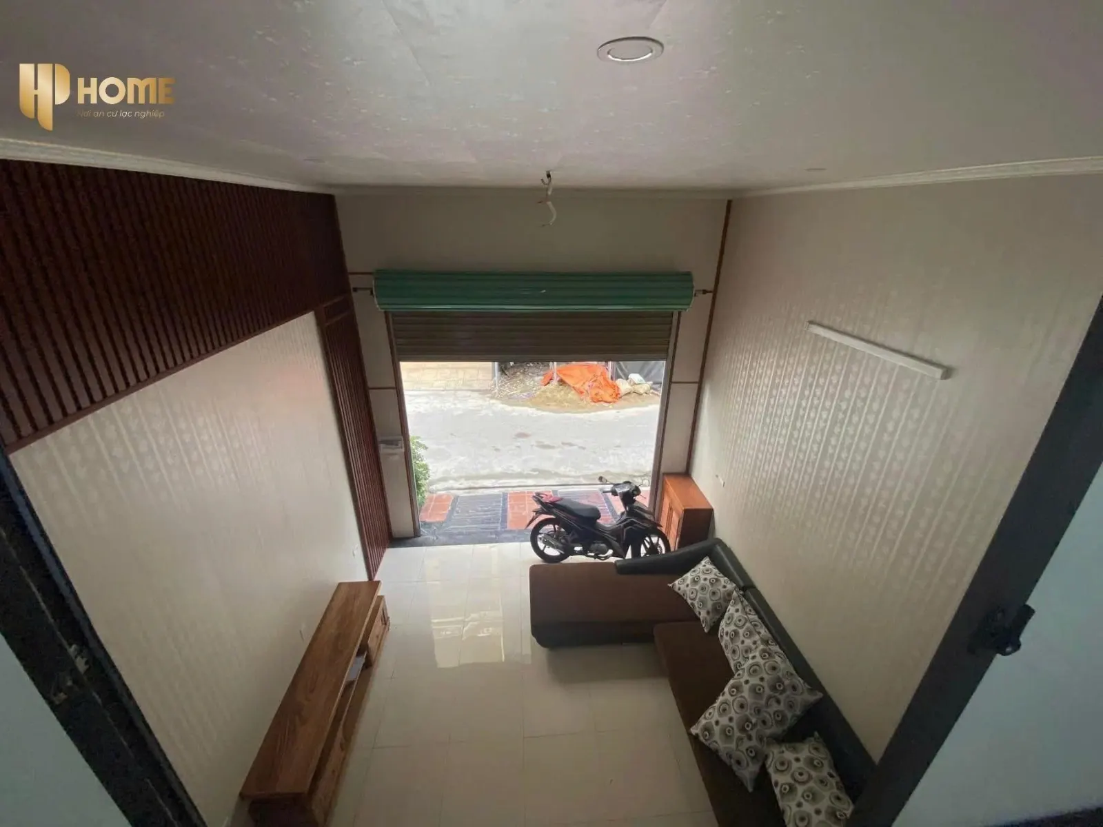 Cửa cuốn nhìn ra ngõ ô tô, nhà cho thuê Lê Hồng Phong