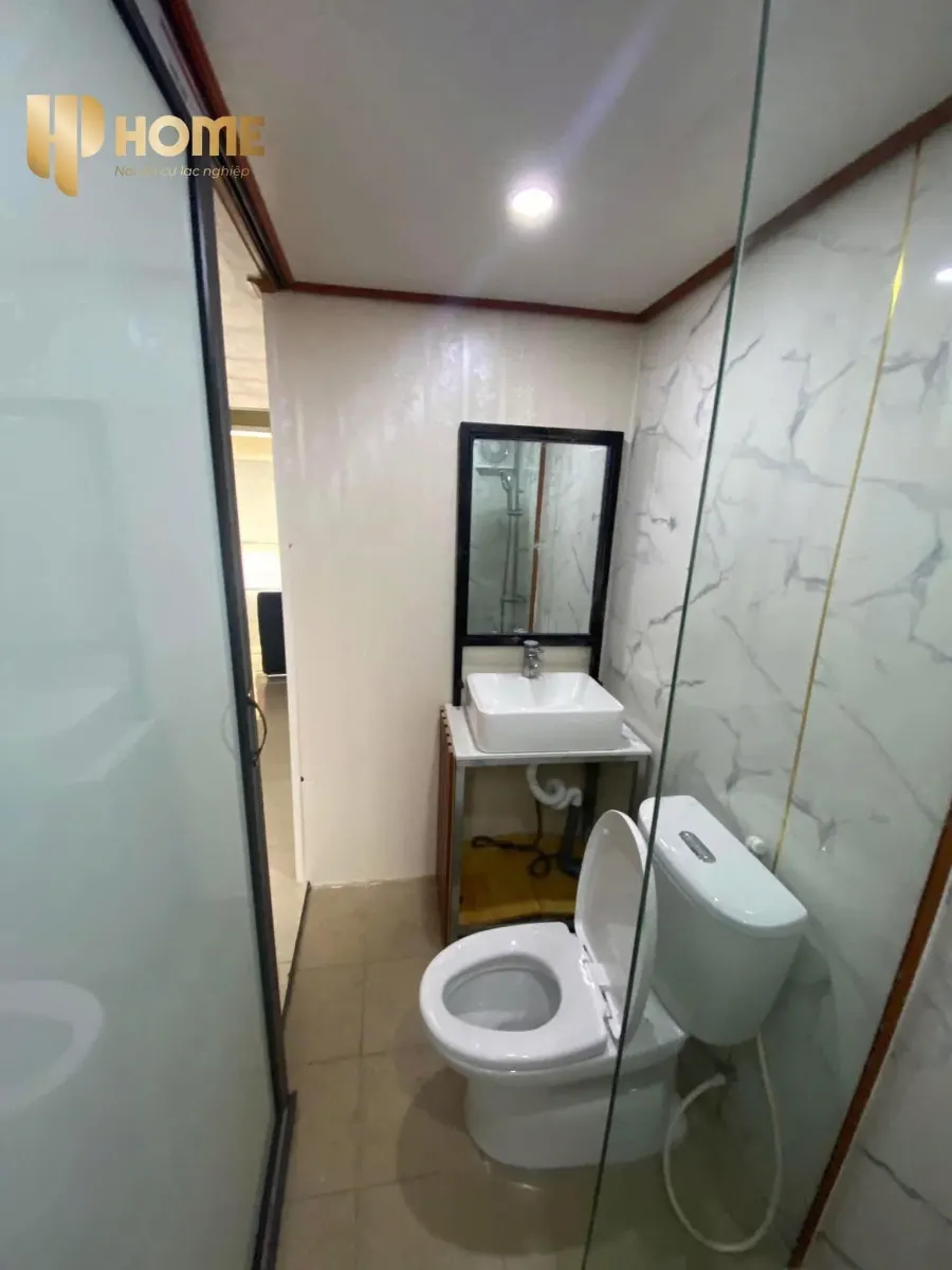 Nhà vệ sinh khép kín vách kính, nhà cho thuê Lê Hồng Phong
