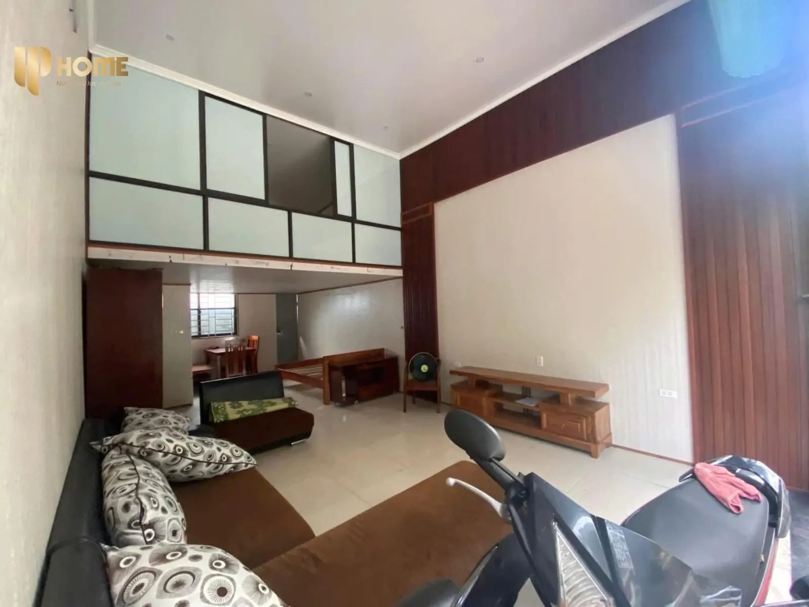 Phòng khách có sofa, kệ tivi, nhà cho thuê Lê Hồng Phong