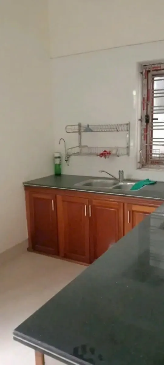 Bếp tủ gỗ mặt đá, nhà 3 tầng cho thuê An Đồng