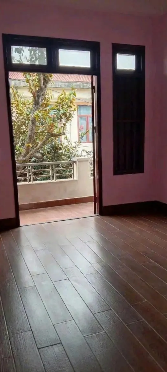 Phòng tầng trên sàn gỗ có ban công, nhà cho thuê ngõ Máng Nước