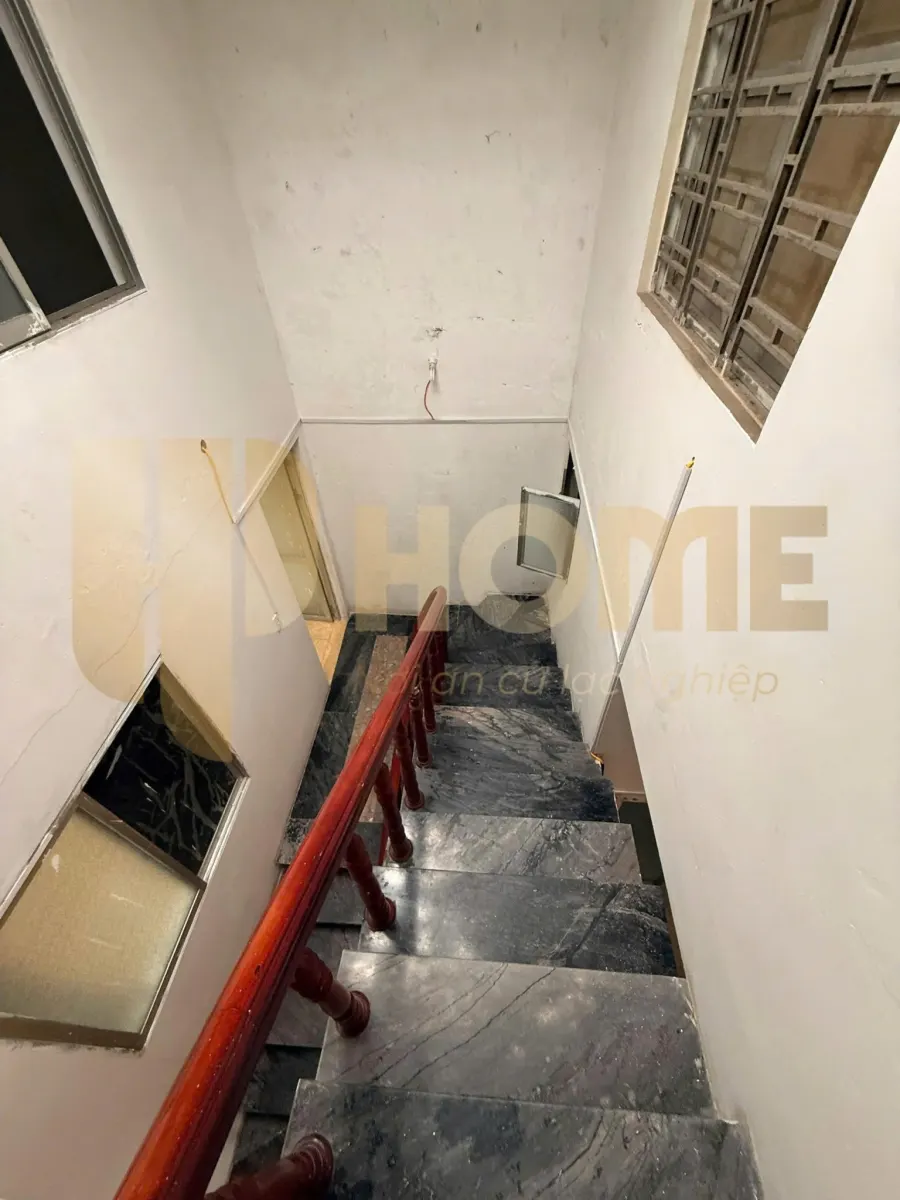 Cầu thang nhà 3 tầng cho thuê ngõ Trung Lực