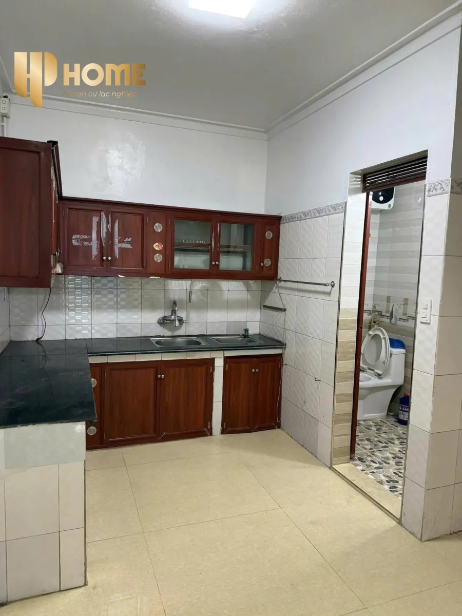 Bếp tủ trên tủ dưới và nhà vệ sinh tầng 1, nhà Trần Nguyên Hãn