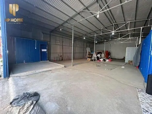 Cửa vào rộng nhà xưởng cho thuê Vĩnh Tiến, xe container vào được